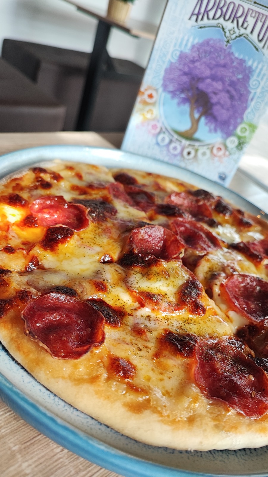 Pizza de pepperoni recién salida del horno de Sin Censura